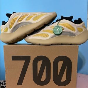 Yeezy Adidas 700 V3 Safflower Sneakers NWT Authentication included